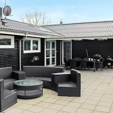 10 Person In Hadsund-by Traum