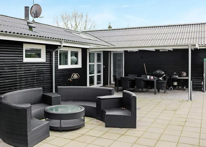 10 Person In Hadsund-by Traum